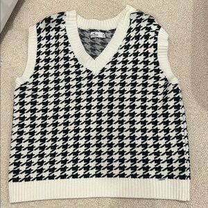 Hollister Black and White Houndstooth Sweater Vest